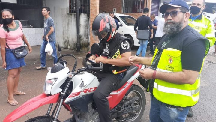 Leia mais sobre o artigo No bairro da Compensa, mototáxis piratas são apreendidos
