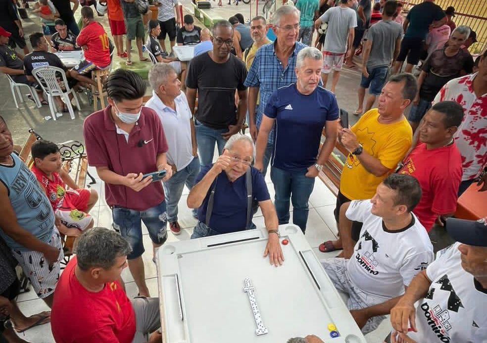 Leia mais sobre o artigo Amazonino aproveita o sábado jogando dominó na Zona Leste