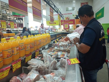 Leia mais sobre o artigo Mais de 30kg de alimentos e produtos vencidos são apreendidos em supermercado na zona Leste de Manaus