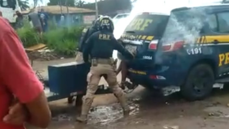 Leia mais sobre o artigo Policiais da PRF são afastados após morte de homem dentro de viatura