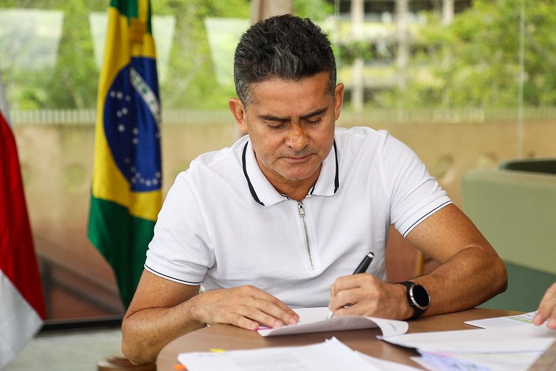 Leia mais sobre o artigo David Almeida sanciona lei de licenciamento de estações rádio-base e tecnologia 5G em Manaus