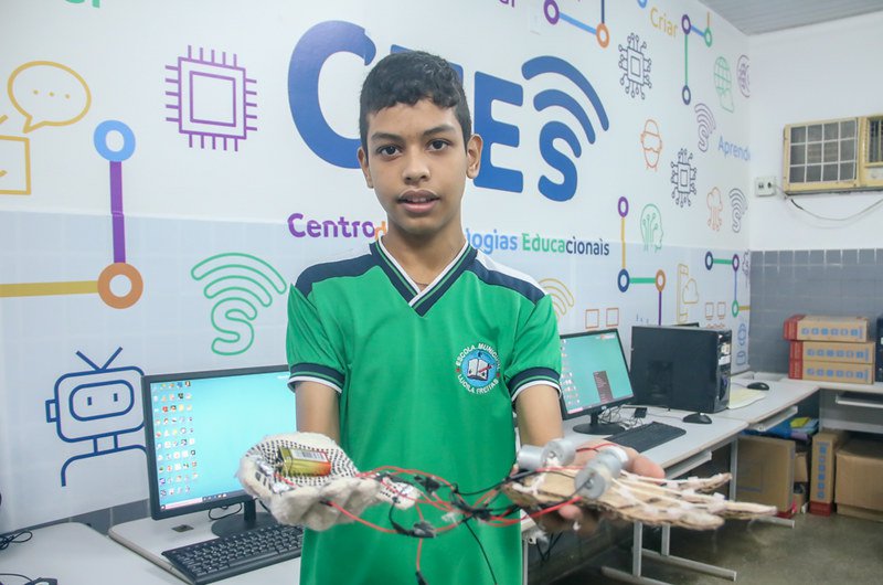 Leia mais sobre o artigo Aluno da rede pública de Manaus ganha prêmio em concurso nacional de robótica