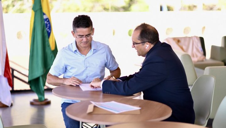 Leia mais sobre o artigo David Almeida homologa concurso da Semsa para cargo de médico