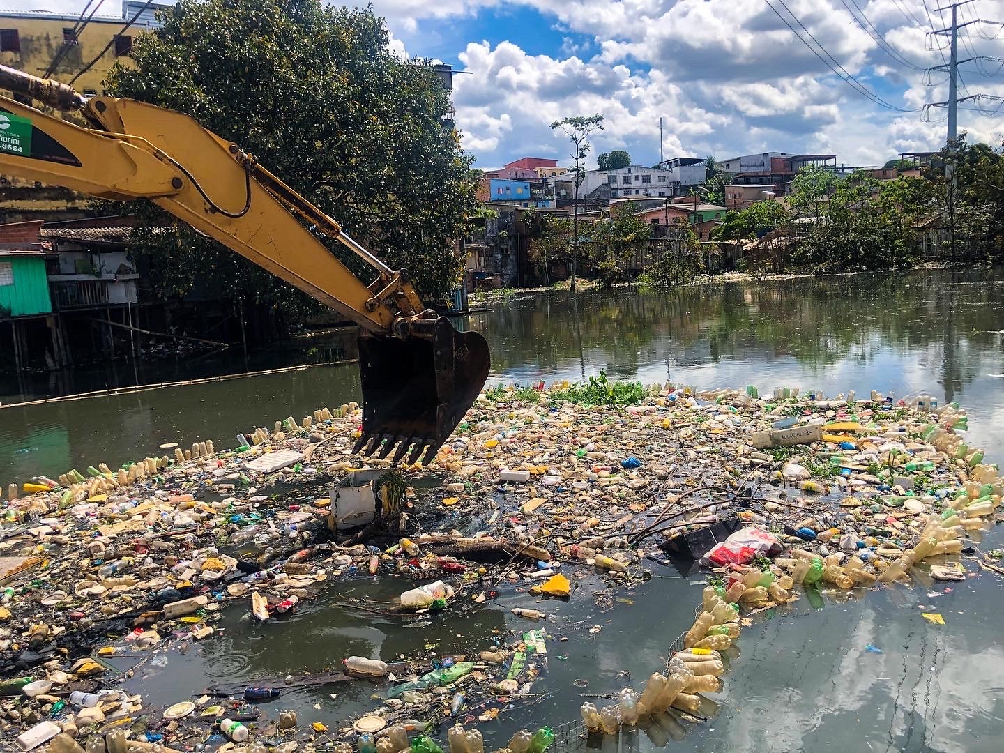 Leia mais sobre o artigo Orla do bairro São Jorge recebe limpeza com retirada de lixos