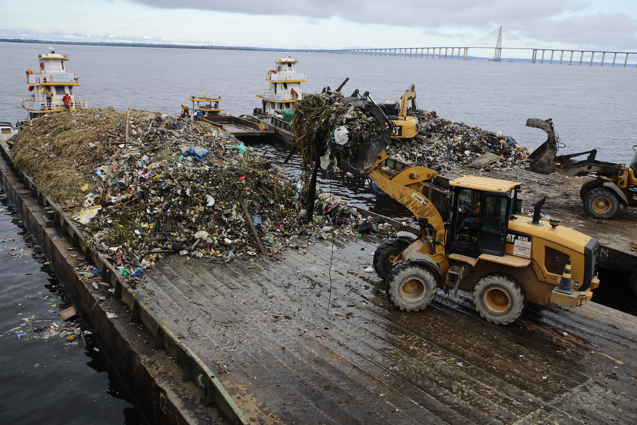 Leia mais sobre o artigo Cerca de 500 toneladas de lixo retirados dos rios e igarapés de Manaus é transportado para aterro sanitário