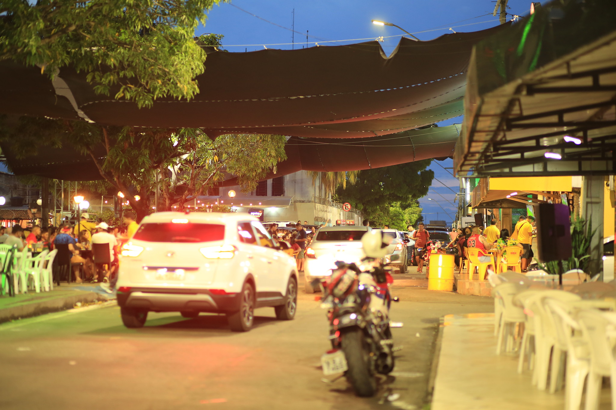 Leia mais sobre o artigo No Eldorado, bares são notificados para retirar ‘puxadinho’ de lonas feito sobre rua