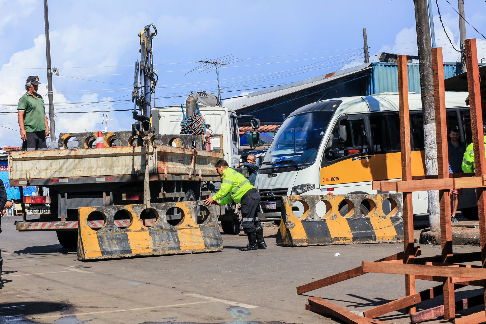 Leia mais sobre o artigo Com a subida dos rios, rua no Centro de Manaus é interditada para circulação de veículos