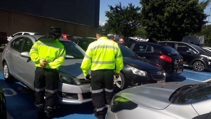 Leia mais sobre o artigo Motoristas são autuados após estacionarem veículos em vaga para idosos e PCDs no Amazonas Shopping