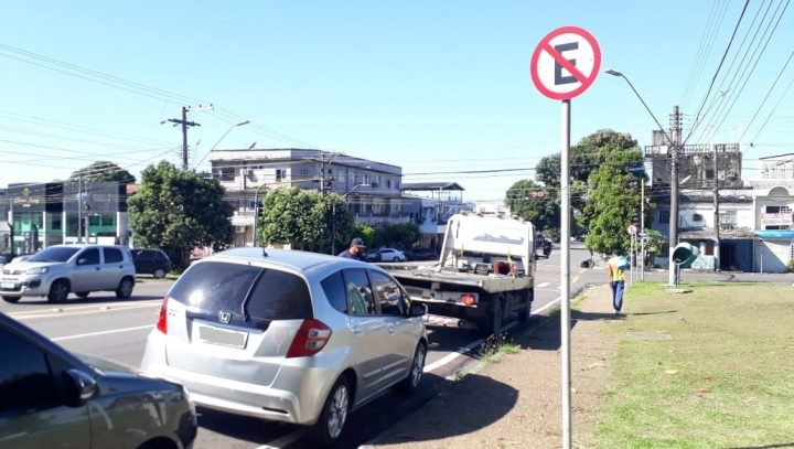 Leia mais sobre o artigo Veículos estacionados de maneira irregular em Manaus são removidos para parqueamento