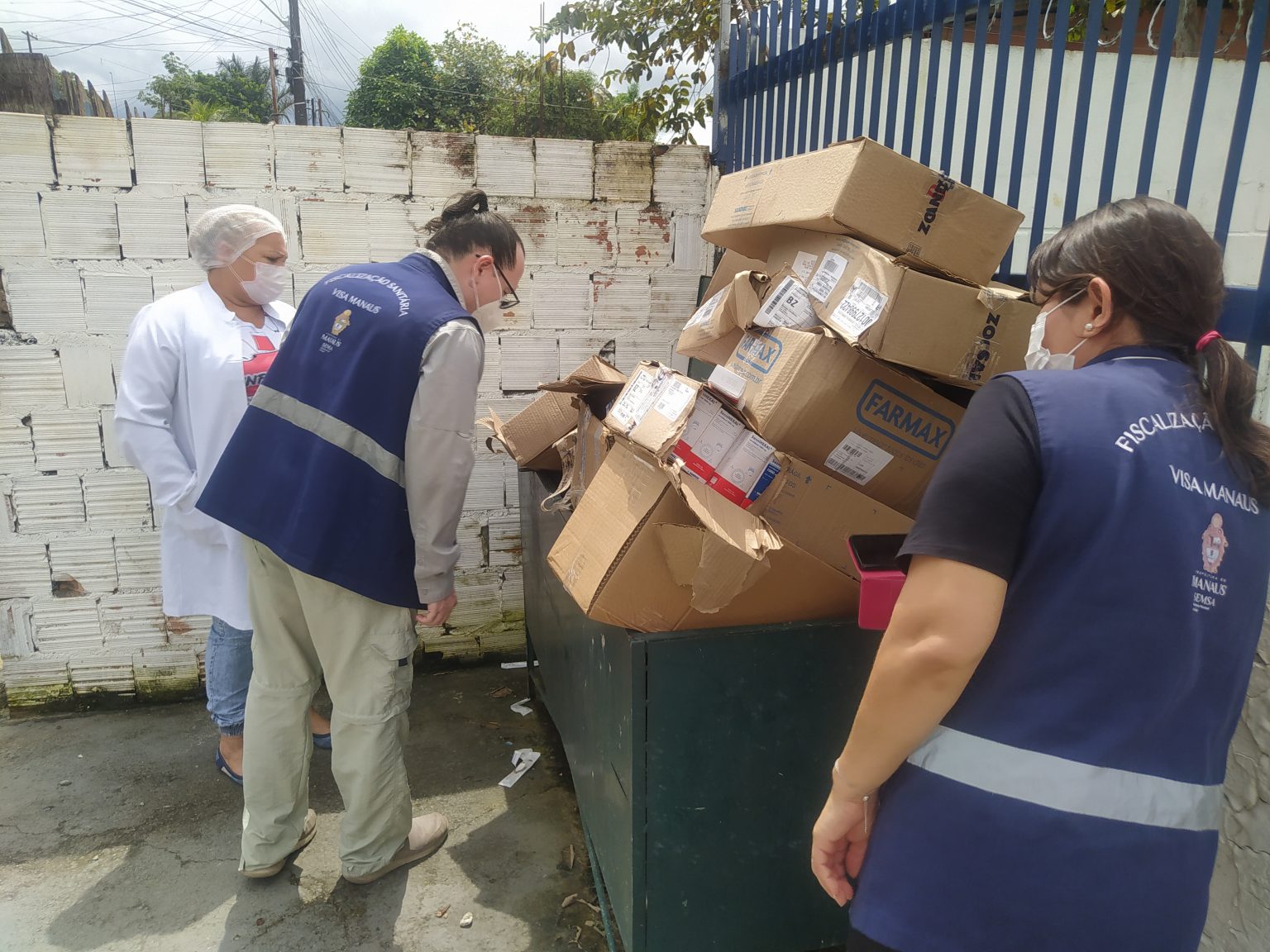 Leia mais sobre o artigo Lixo hospitalar é descartado em lixeira pública no bairro Parque São Pedro, em Manaus