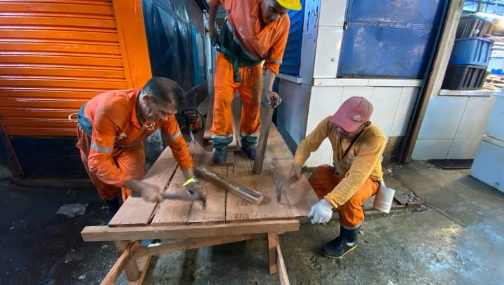 Leia mais sobre o artigo Feira da Manaus Moderna recebe instalação de passarelas por causa da cheia do rio