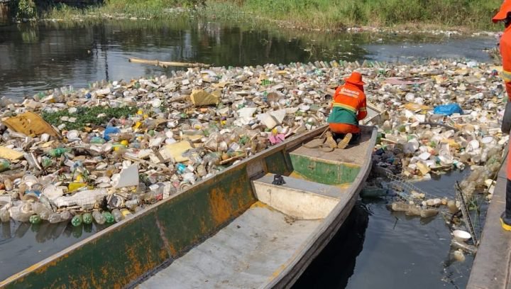 Leia mais sobre o artigo Lixos de rios e igarapés de Manaus são removidos