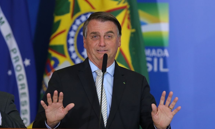 Leia mais sobre o artigo Bolsonaro tira sarro de condenação de Amber Heard em ação contra Johnny Depp