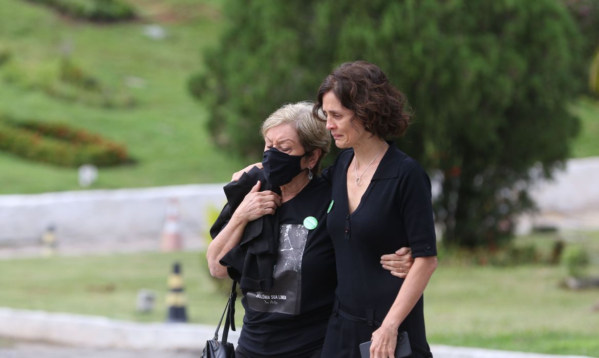 Leia mais sobre o artigo Familiares se despedem de Dom Phillips em funeral em Niterói