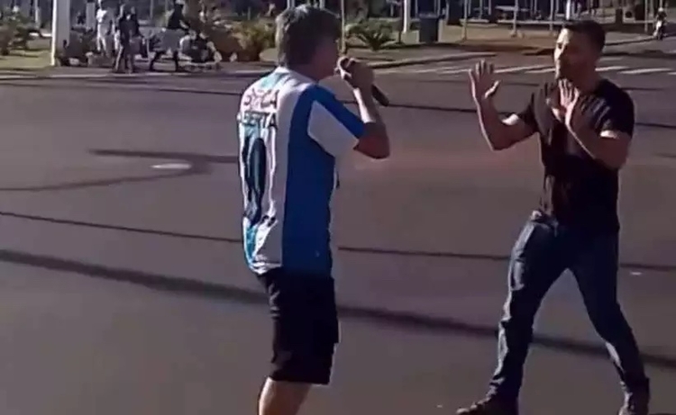 Leia mais sobre o artigo Ex-deputado Boca Aberta agride Arthur do Val durante manifestação do MBL