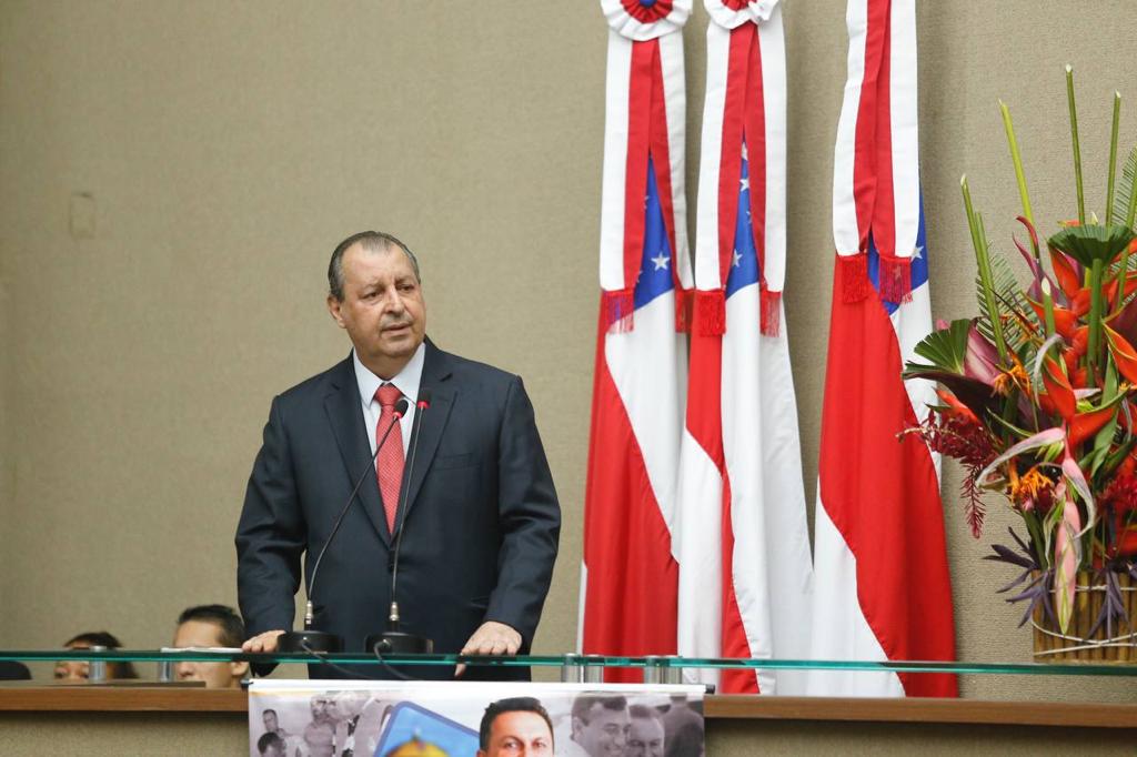 No momento, você está visualizando Senador Omar prestigia homenagem da Assembleia Legislativa ao ex-deputado Sabá Reis
