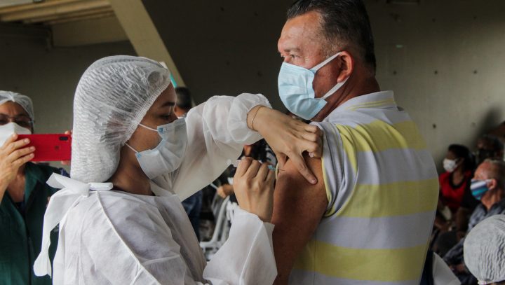 Leia mais sobre o artigo Mais de 209 mil pessoas em Manaus estão sem tomar a primeira dose contra Covid-19