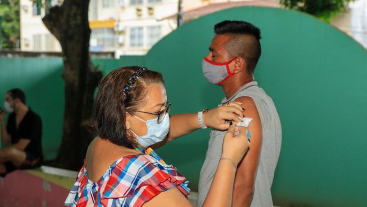 Leia mais sobre o artigo População de Manaus acima dos 40 anos recebem 4ª dose contra Covid-19