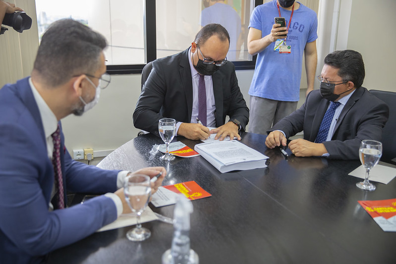 Leia mais sobre o artigo Justiça amazonense recebe relatório final da CPI da Amazonas Energia