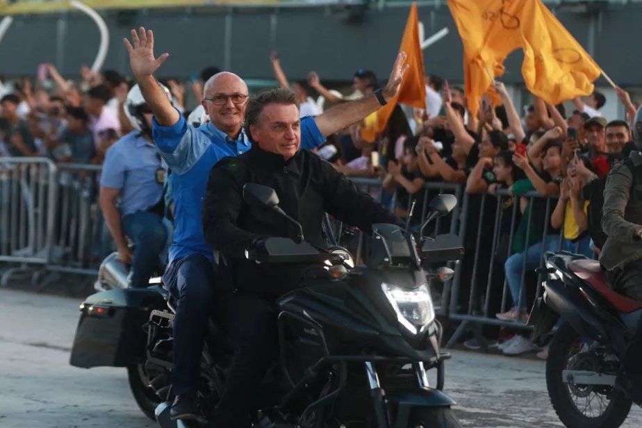 No momento, você está visualizando Participando de motociata sem capacete, deputado questiona se Bolsonaro será multado em Manaus