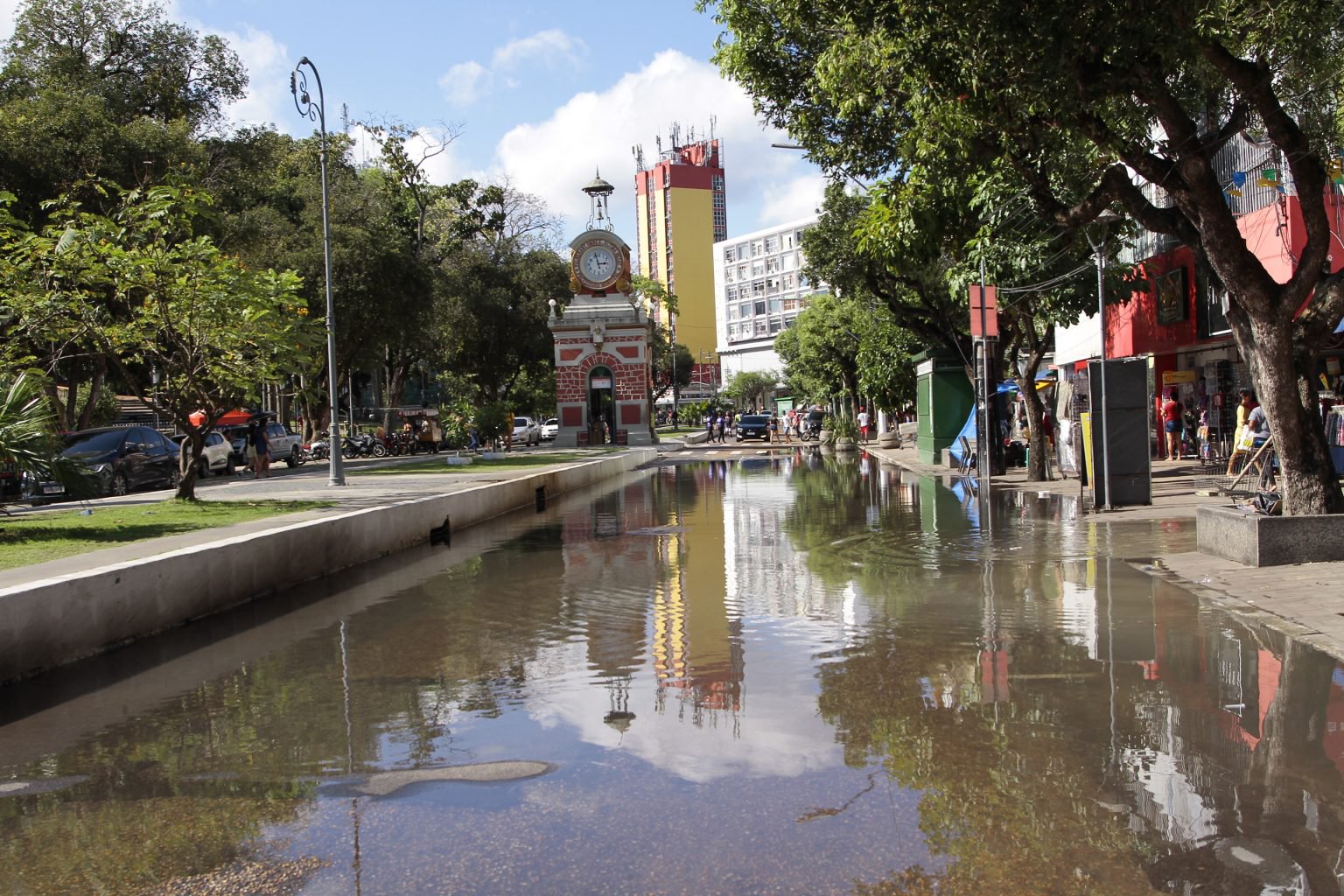 Leia mais sobre o artigo Praça do Relógio já é atingida pela subida do rio negro