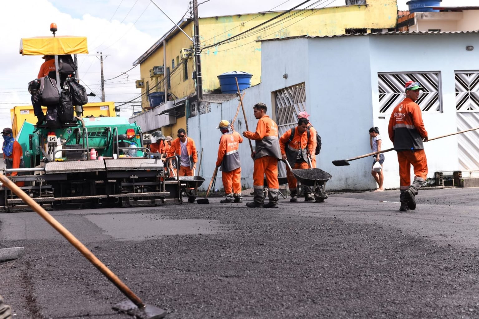 Leia mais sobre o artigo Mais de 70 ruas já foram recuperadas por meio do programa ‘Asfalta Manaus’ no bairro Santa Etelvina