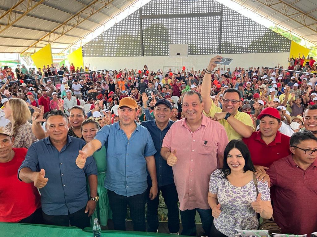 Leia mais sobre o artigo Diante de multidão em municípios do Baixo Amazonas, Senador Omar conversa com a população e presta contas de seu mandato