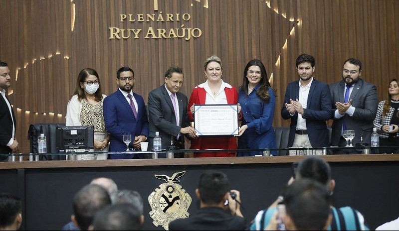 Leia mais sobre o artigo Bete Dezembro recebe da Assembleia Legislativa do AM o Título de Cidadã Amazonense