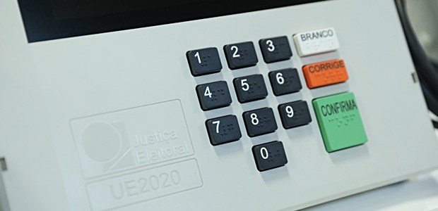 Leia mais sobre o artigo Eleições 2022: urnas eletrônicas terão vídeo gravado por intérprete de Libras