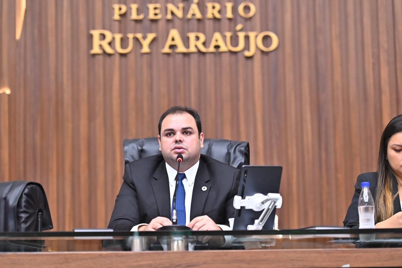 Leia mais sobre o artigo Roberto Cidade comanda votação que aprovou a LDO na Assembleia Legislativa do Estado