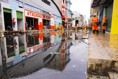 Leia mais sobre o artigo Rua dos Barés recebe serviços de limpeza após a cheia do rio Negro