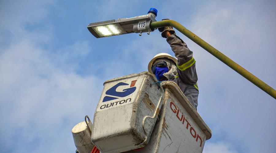 Leia mais sobre o artigo Manausluz é notificada por não conformidade em luminárias de LED e ausência de postes em vias da cidade