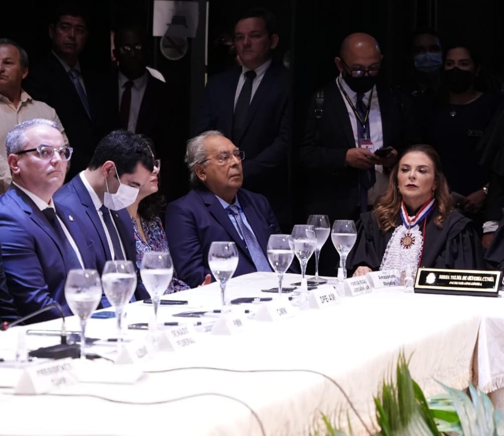Leia mais sobre o artigo Amazonino Mendes é ovacionado durante posse de Flávio Pascarelli no Teatro Amazonas
