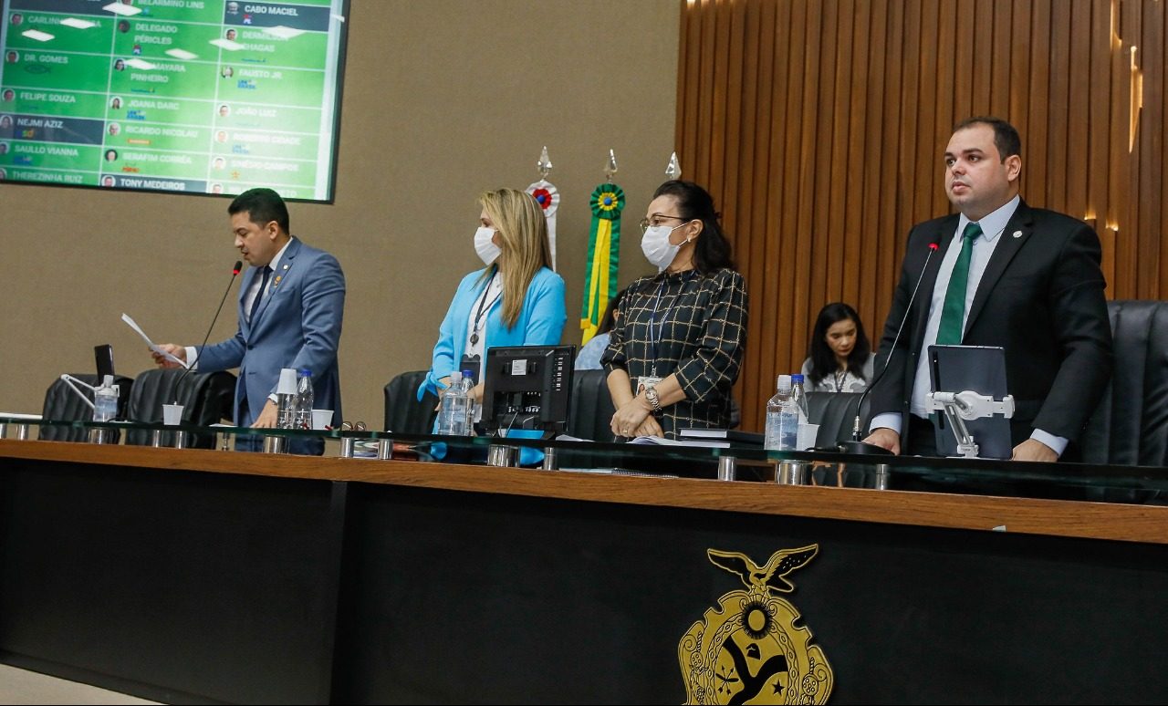 Leia mais sobre o artigo Presidente Roberto Cidade assina promulgação da lei que proíbe a instalação de novos medidores de energia