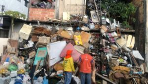 Leia mais sobre o artigo Prefeitura remove duas toneladas de lixo da casa de acumulador em Manaus