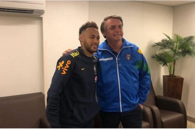 No momento, você está visualizando Neymar dá presente ao Bolsonaro e recebe conselho do presidente