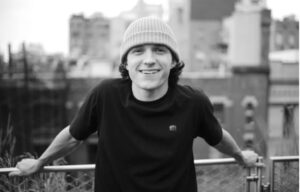 Leia mais sobre o artigo Tom Holland, ator de Homem-Aranha, decide se afastar das redes sociais