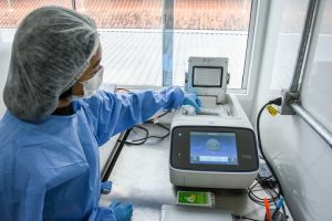 Leia mais sobre o artigo Ensaio desenvolvido no Amazonas para detecção de variantes de SARS-CoV-2 é usado em vários países