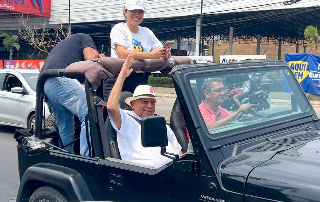 No momento, você está visualizando Amazonino inova e lança ‘jipe elétrico’ para visitar bairros e fazer minicomícios