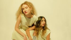 Leia mais sobre o artigo Amarelo, azul e branco; Duo Anavitória faz show do premiado álbum “COR” no Studio 5, em outubro