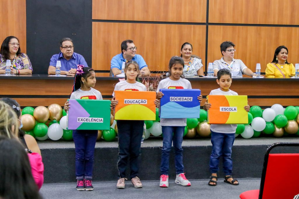 No momento, você está visualizando Prefeitura de Manaus premia estudantes do concurso Super Escritores da Semed