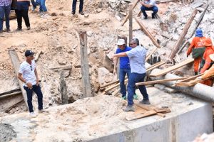 Leia mais sobre o artigo Prefeito David Almeida fiscaliza obras de recuperação de trecho interditado na avenida 7 de Setembro