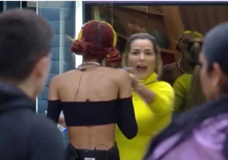 No momento, você está visualizando Deolane se irrita e bate boca com Ruivinha de Marte : ‘hiena carniceira’