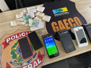 Leia mais sobre o artigo PM e GAECO abordam veículo com dinheiro e material de campanha