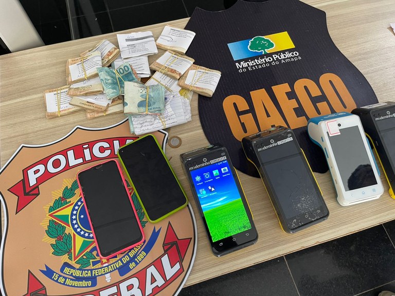 No momento, você está visualizando PM e GAECO abordam veículo com dinheiro e material de campanha