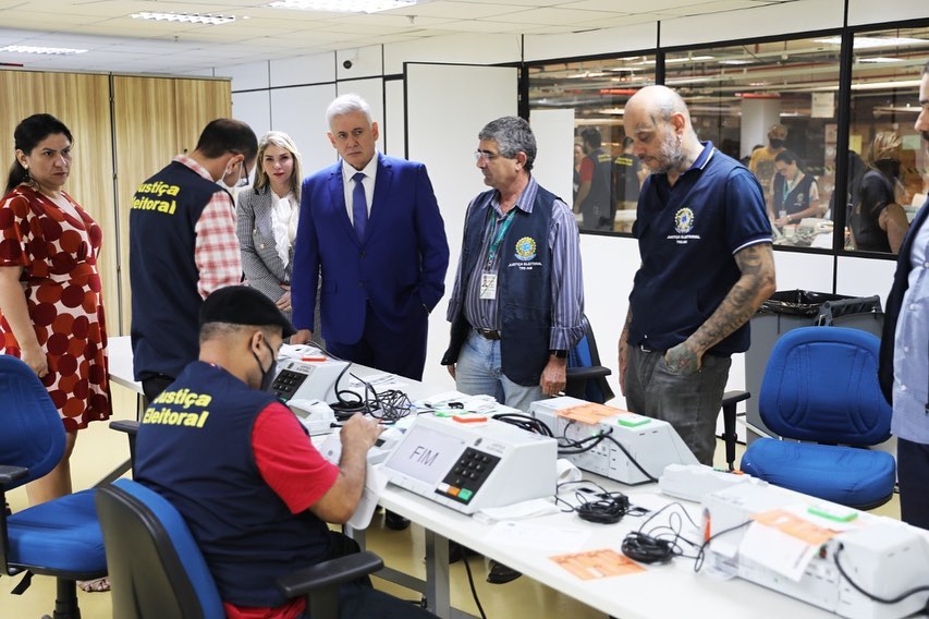No momento, você está visualizando TRE-AM realiza processo de carga e lacre nas urnas eletrônicas