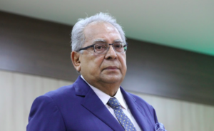 Leia mais sobre o artigo Após repercussão negativa de sua última entrevista, Amazonino Mendes falta sabatina na TV A Crítica