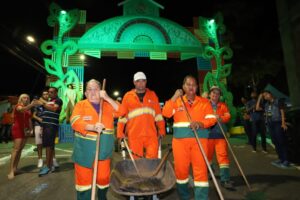 Leia mais sobre o artigo Mais de 200 garis atuam na limpeza da primeira noite do ‘#SouManaus Passo a Paço 2022’