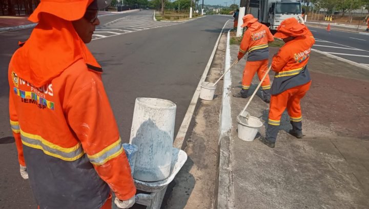 No momento, você está visualizando Prefeitura de Manaus realiza pintura de meio-fio no Distrito Industrial