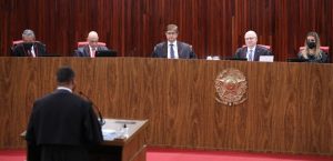 Leia mais sobre o artigo TSE decide que Bolsonaro não pode transmitir lives eleitorais em espaços exclusivos do presidente da República